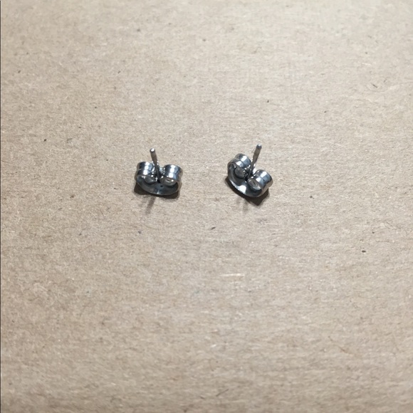 Earth Accessories Kull/Skeleton Stud Earrings New - Picture 3 of 7